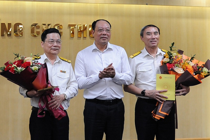Phó Tổng cục trưởng Vũ Xuân Bách trao quyết định nghỉ chế độ cho ông Nguyễn Văn Phụng và ông Vũ Văn Cường.