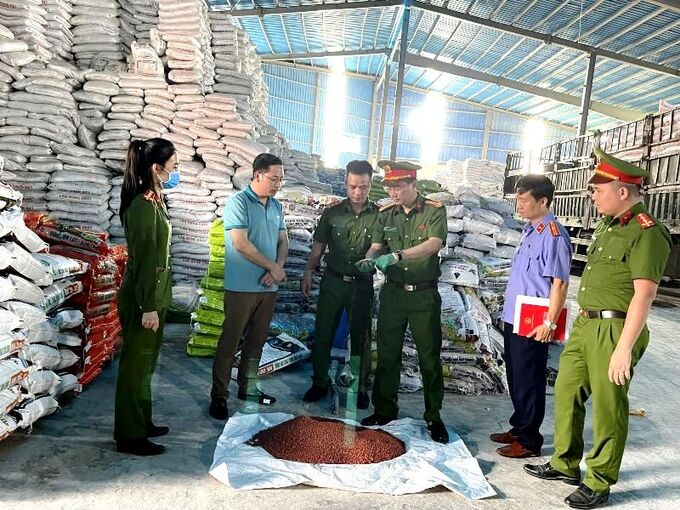 Lực lượng chức năng tỉnh Thanh Hóa đã phát hiện, bắt giữ 1.605 vụ buôn lậu, gian lận thương mại và hàng giả, trong đó chuyển khởi tố hình sự 418 vụ.