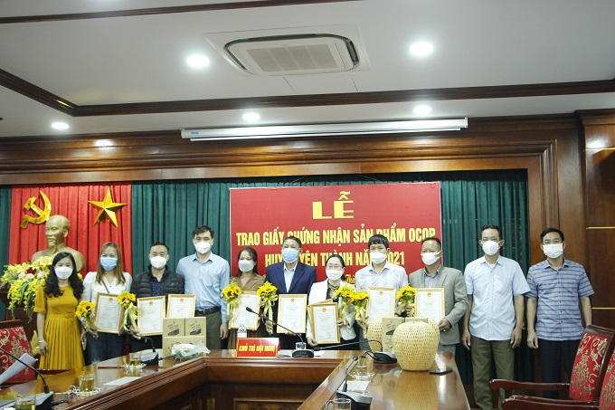 Trao giấy chứng nhận sản phẩm OCOP huyện Yên Thành năm 2021.