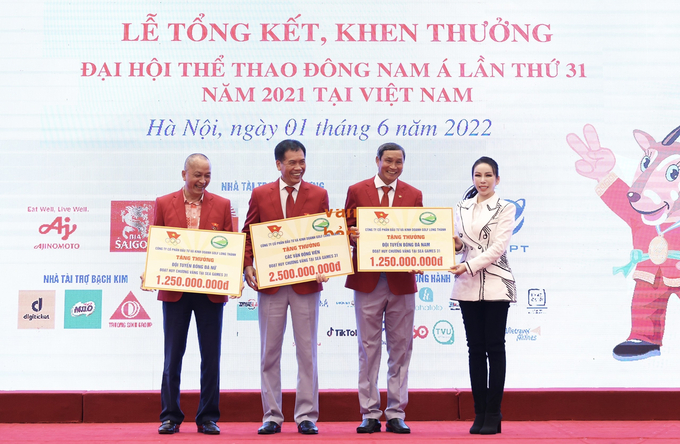 Bà Lê Nữ Thùy Dương – Phó Chủ tịch HĐQT Golf Long Thành trao bảng biểu trưng cho đại diện các vận động viên có thành tích thi đấu xuất sắc tại SEA Games 31.