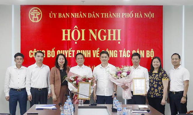 Phó Chủ tịch UBND TP Hà Minh Hải trao quyết định và tặng hoa chúc mừng các tân Phó Giám đốc Sở Tài chính.