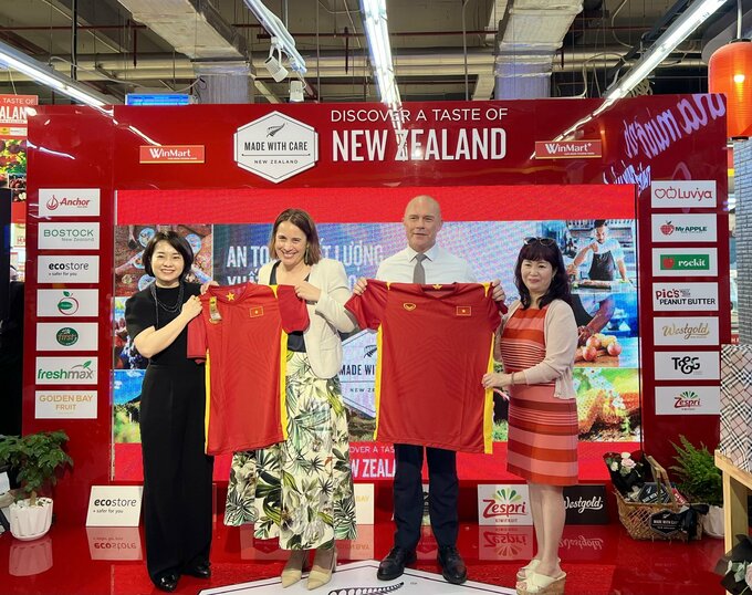 Lãnh đạo WinCommerce trao quà cho đại diện New Zealand.