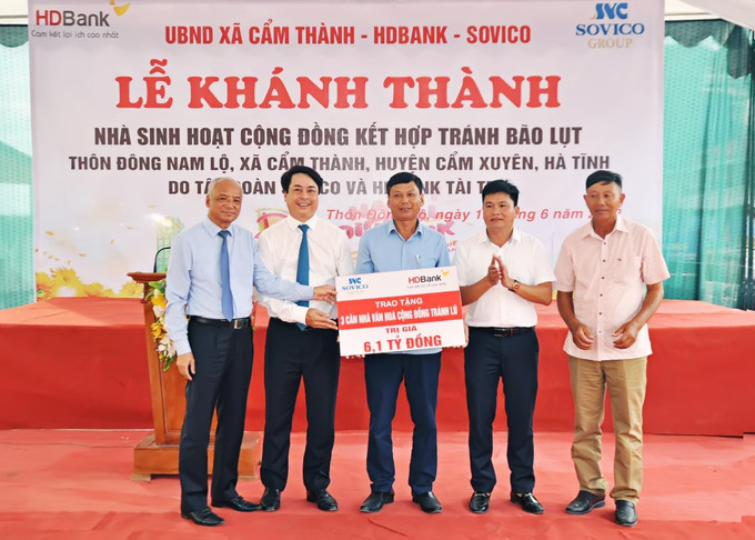 Đại diện lãnh đạo Sovico, HDBank trao tặng nhà cộng đồng cho đại diện lãnh đạo địa phương Cẩm Xuyên – Hà Tĩnh.