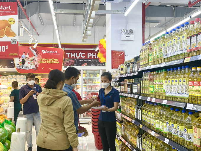 Khách hàng mua sắm tại WinMart Trần Huỳnh (Bạc Liêu) ngày khai trương.