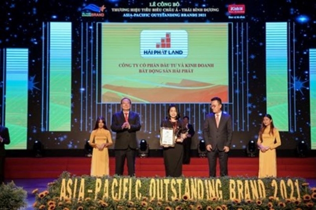 Đại diện Hải Phát Land nhận giải thưởng Top 10 thương hiệu tiêu biểu châu Á - Thái Bình Dương. Ảnh: N.C