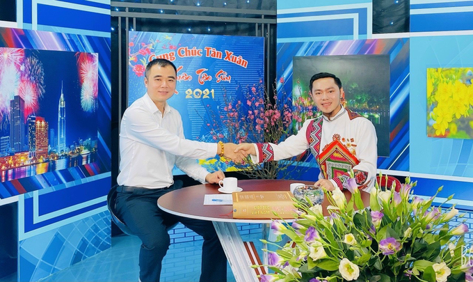 Ông Nguyễn Mạnh Hà và Nghệ nhân, đồng thầy Nguyễn Mạnh Tuấn tọa đàm tại Trường Quay Truyền hình thực tế HDTV Việt Nam.