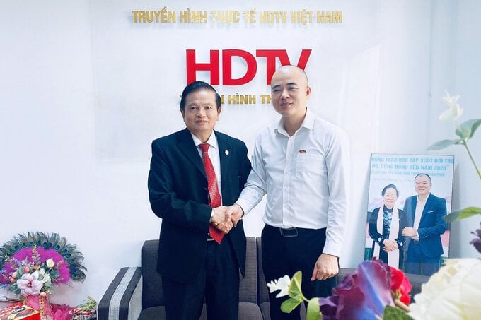 Ông Nguyễn Mạnh Hà và TS Lê Doãn Hợp - nguyên ủy viên Trung ương Đảng, nguyên Bộ trưởng Bộ Thông tin và Truyền thông.
