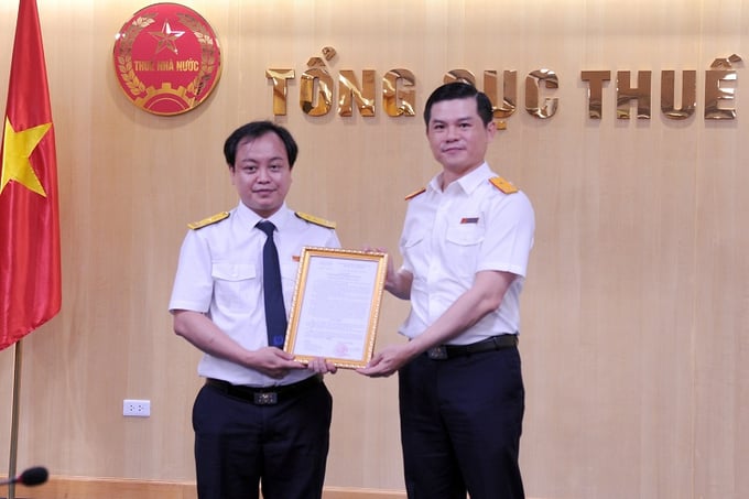 Phó Tổng cục trưởng Vũ Chí Hùng trao quyết định tiếp nhận và bổ nhiệm chức Phó Vụ trưởng Vụ Dự toán thu thuế cho ông Nguyễn Văn Thuận.