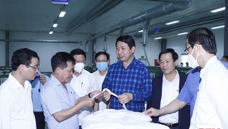 Ông Lê Đức Giang, Phó Chủ tịch UBND tỉnh Thanh Hóa thăm Nhà máy sản xuất sợi dệt An Phước tại xã Cẩm Tú.