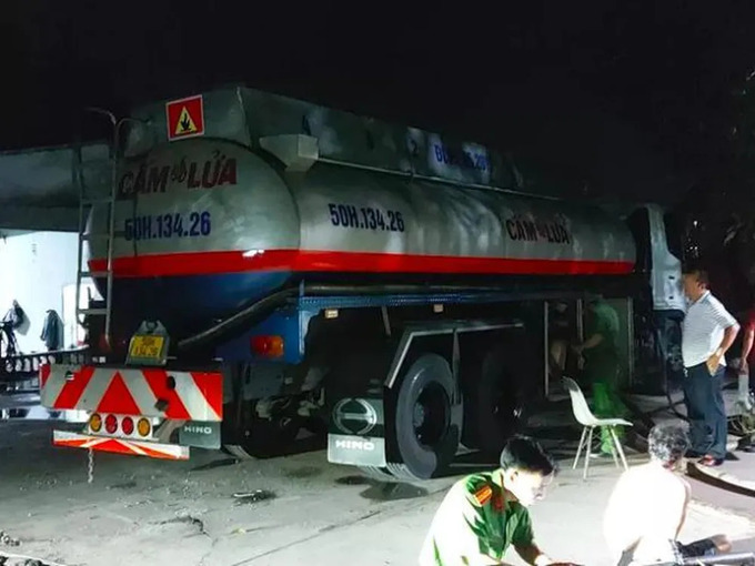 Công an tỉnh Bà Rịa - Vũng Tàu đang tiến hành phong tỏa Cửa hàng bán lẻ xăng dầu Gia Khiêm Vũng Tàu. (Ảnh: CA)