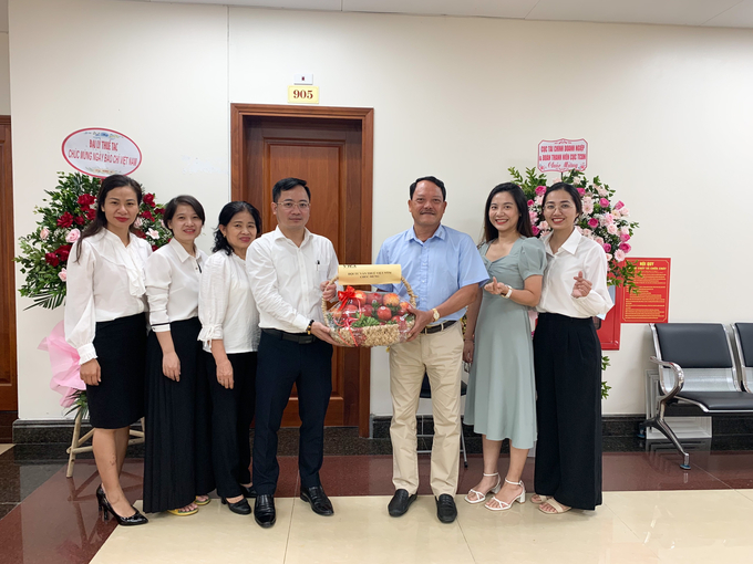 Ông Nguyễn Đình Cư - Đại diện Hội Tư vấn Thuế Việt Nam trao quà cho Tạp chí