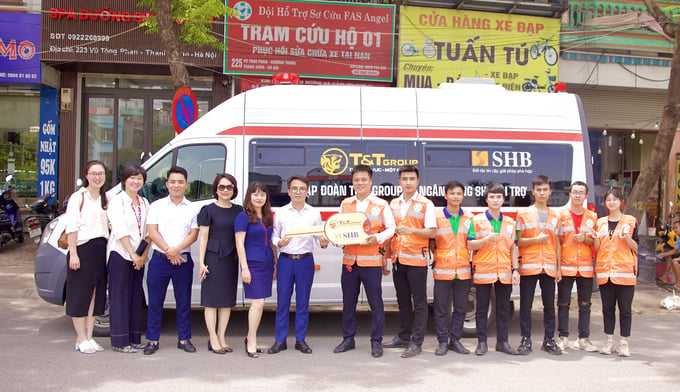Đại diện Tập đoàn T&T Group và Ngân hàng SHB trao tặng Đội hỗ trợ sơ cứu FAS Angel xe cứu thương GAZ trị giá 870 triệu đồng.