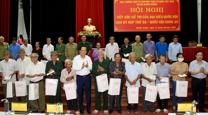 Bộ trưởng Đào Ngọc Dung trao tặng quà cho các thương binh, bệnh binh, gia đình chính sách, hộ nghèo, hộ bảo trợ trợ xã hội