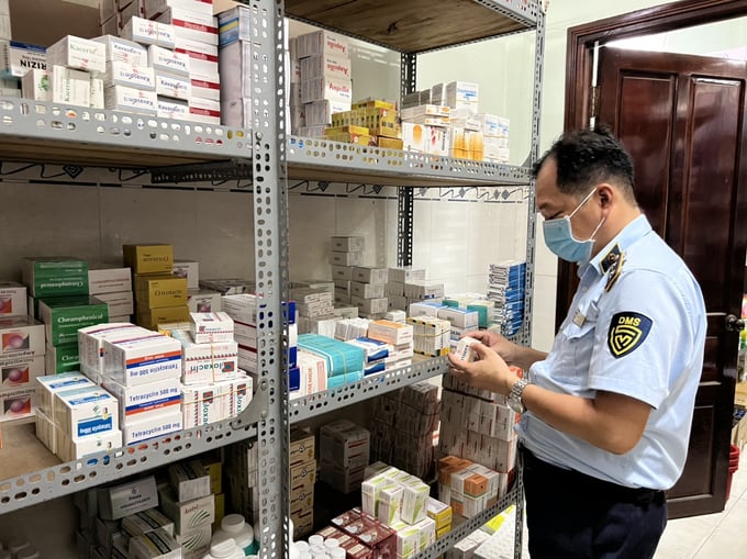Cục Quản lý thị trường tỉnh Vĩnh Long vừa phát hiện và đang xử lý kho thuốc tân dược với trên 22.000 sản phẩm vi phạm.