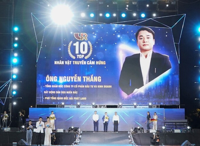 Tổng Giám đốc SGO Miền Bắc kiêm Phó Tổng Giám đốc Hải Phát Land, ông Nguyễn Thắng nhận giải thưởng Top 10 nhân vật truyền cảm hứng BĐS 2022.
