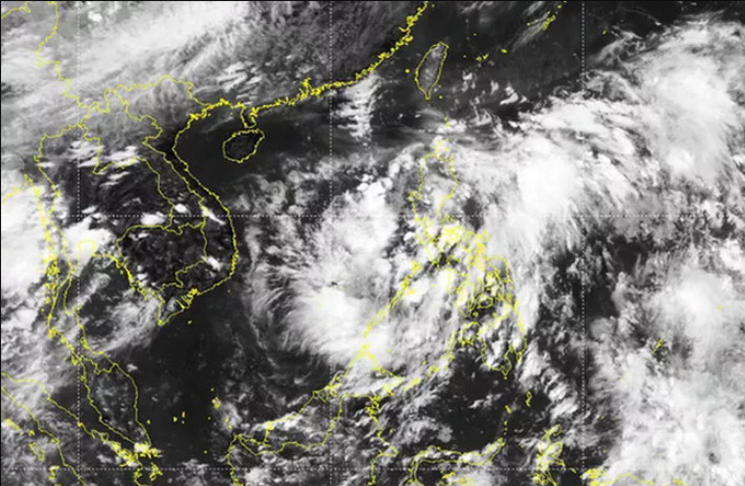 Vùng áp thấp ở Philippines có khả năng mạnh lên thành áp thấp nhiệt đới/bão trên Biển Đông. Ảnh: NCHMF