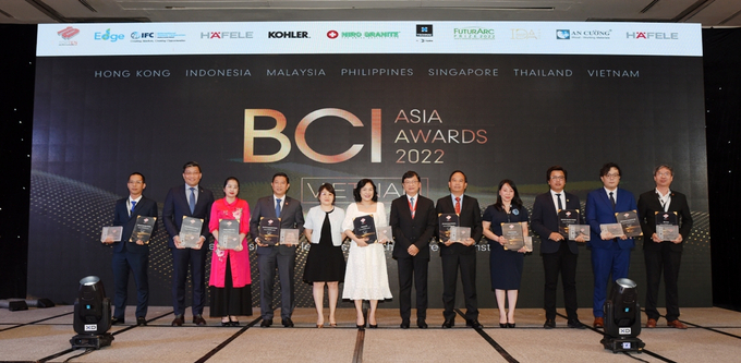 Bà Nguyễn Thị Hạnh - Tổng Giám đốc Flamingo Group (thứ 3 từ trái qua) cùng đại diện các đơn vị thắng giải trên sân khấu BCI Asia Awards 2022)
