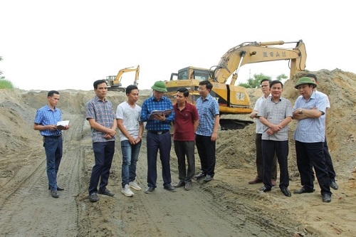 Trước đó, Phó chủ tịch UBND tỉnh Thanh Hoá Lê Đức Giang đi kiểm tra thực tế việc hoạt động, thực hiện các quy định pháp luật tại một số bãi tập kết cát trên địa bàn huyện Thiệu Hóa.
