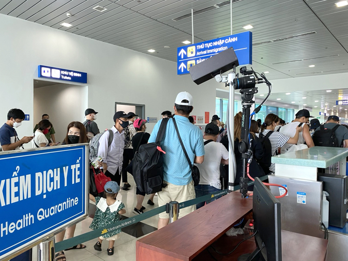 Lực lượng kiểm dịch y tế kiểm tra, giám sát sức khỏe đối với hành khách từ Hàn Quốc về Hải Phòng