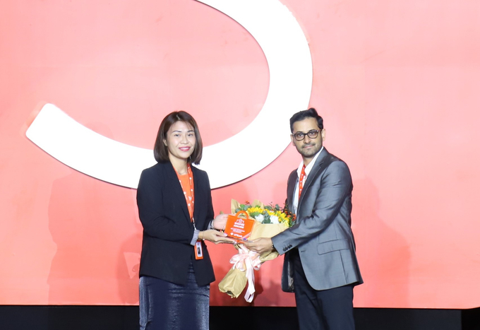 Đại diện VPBank (bên trái) nhận danh hiệu “Đối tác Ấn tượng nhất” năm 2021 từ Shopee.