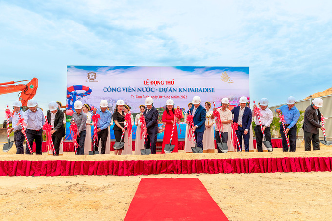 KN Cam Ranh và các đối tác đã cùng nhau tiến hành nghi thức động thổ công viên nước tại dự án KN Paradise. Công trình này được chủ đầu tư chi khoảng 500 tỷ đồng để triển khai xây dựng
