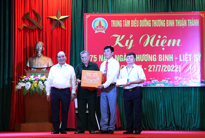Chủ tịch nước Nguyễn Xuân Phúc vừa có chuyến thăm, tặng quà các thương, bệnh binh tại Trung tâm Điều dưỡng thương binh Thuận Thành (Bắc Ninh) nhân dịp kỉ niệm 75 năm ngày Thương binh - Liệt sĩ.