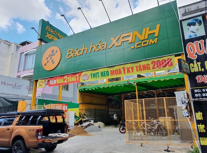 Một cửa hàng Bách hóa Xanh trên đường Huỳnh Tịnh Của (quận 3) đang được thi công, nâng cấp. Ảnh: Dân việt