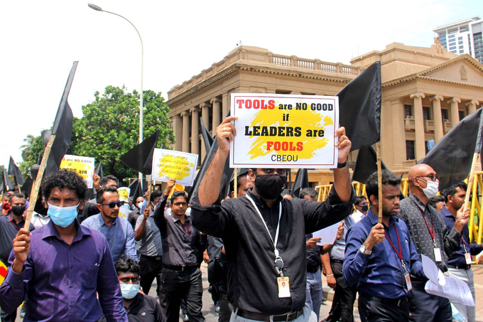 Người dân Sri Lanka tuần hành ở thủ đô Colombo hồi tháng 5 để yêu cầu tổng thống từ chức sau khi đời sống của người dân trở nên khó khăn bởi hàng loạt vấn đề kinh tế. Ảnh: AFP