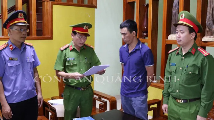 Công an Quảng Bình đọc quyết định tống đạt quyết định khám xét nơi ở và lệnh tạm giam 3 tháng đối với Đỗ Khắc Điệp về hành vi mua bán trái phép hóa đơn.