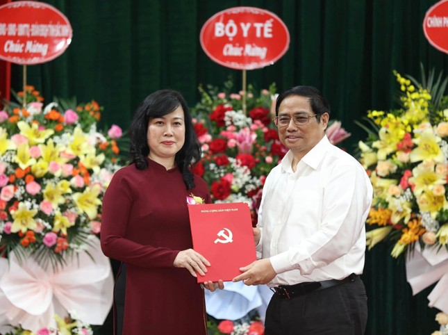 Thủ tướng Chính phủ Phạm Minh Chính đã trao quyết định quyền Bộ trưởng Bộ Y tế cho bà Đào Hồng Lan. Ảnh: Như Ý