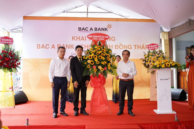 Ông Đặng Trung Dũng, Phó Tổng giám đốc thường trực BAC A BANK và Giám đốc Chi nhánh đón nhận lẵng hoa chúc mừng từ lãnh đạo thành phố Cao Lãnh.
