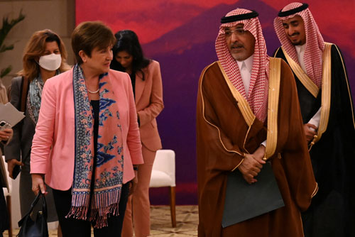 Tổng giám đốc Quỹ Tiền tệ Quốc tế Kristalina Georgieva (trái) trò chuyện cùng Bộ trưởng Tài chính Ả Rập Saudi Mohammed al-Jadaan sau cuộc gặp tại Bali - Indonesia hôm 16/7 Ảnh: REUTERS