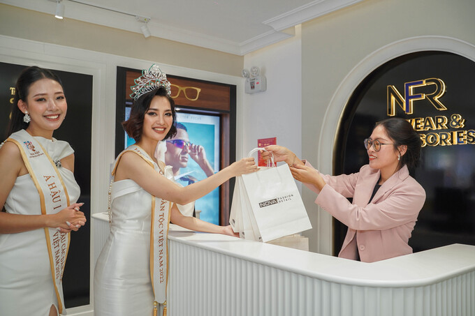 Chuỗi shophouse rất đa dạng, đáp ứng được nhu cầu mua sắm của mọi du khách, Hoa hậu Nông Thúy Hằng chia sẻ cảm nhận của mình sau trải nghiệm.