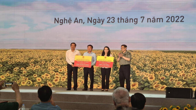 Thủ tướng Chính phủ và đồng chí Phan Đình Trạc trao hỗ trợ xây dựng nhà tình nghĩa cho 20 gia đình thương binh, liệt sỹ và 30 nhà văn hóa cho các xã nghèo, miền núi, tổng trị giá 2,5 tỷ đồng.