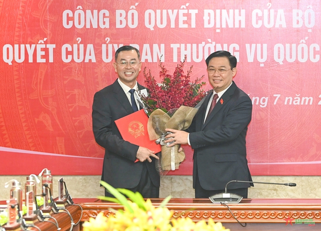 Chủ tịch Quốc hội Vương Đình Huệ trao quyết định của Bộ Chính trị, Nghị quyết của Ủy ban Thường vụ Quốc hội cho ông Ngô Văn Tuấn.