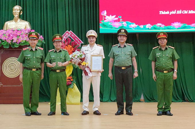 Đại tá Mai Hoàng (giữa) được lãnh đạo Công an Tp.HCM trao quyết định bổ nhiệm của Bộ trưởng Công an.