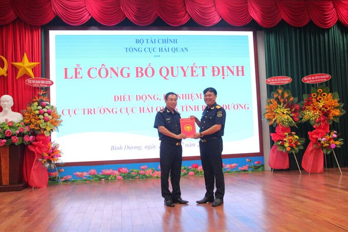 Phó tổng cục trưởng Tổng cục Hải quan Nguyễn Văn Thọ trao Quyết định điều động, bổ nhiệm đối với Cục trưởng Cục Hải quan Bình Dương Nguyễn Trần Hiệu.