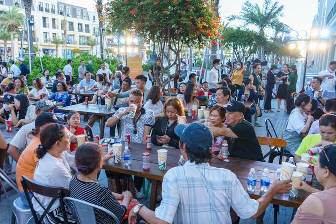 Du khách thưởng thức bia, đồ ăn và không khí âm nhạc sôi động tại MerryLand Quy Nhơn