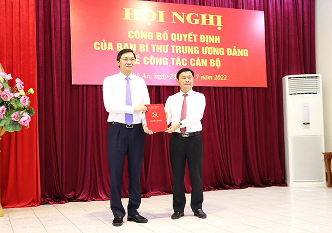 Bí thư Tỉnh ủy Thái Thanh Quý trao Quyết định của Ban Bí thư chuẩn y ông Hoàng Nghĩa Hiếu giữ chức Phó Bí thư Tỉnh ủy Nghệ An nhiệm kỳ 2020-2025.