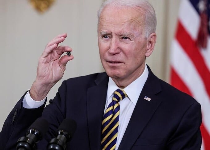 Tổng thống Mỹ Joe Biden cầm trong tay một chip bán dẫn. (Ảnh: REUTERS)
