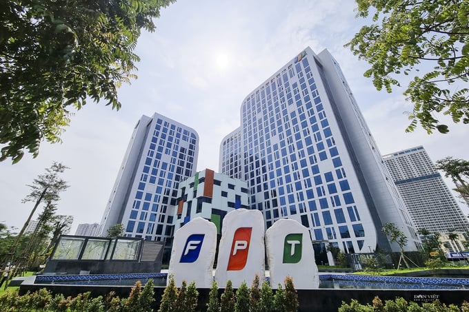Vay tiền để gửi ngân hàng, FPT Telecom nhận lãi gần 370 tỷ đồng.