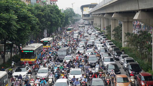 Hà Nội sẽ thí điểm làm dải phân cách cứng, tách riêng làn ôtô và xe máy trên đường Nguyễn Trãi.