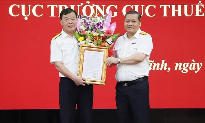 Phó Tổng cục trưởng Phi Vân Tuấn trao Quyết định bổ nhiệm Cục trưởng cho ông Trương Quang Long (Ảnh Báo Hà Tĩnh).