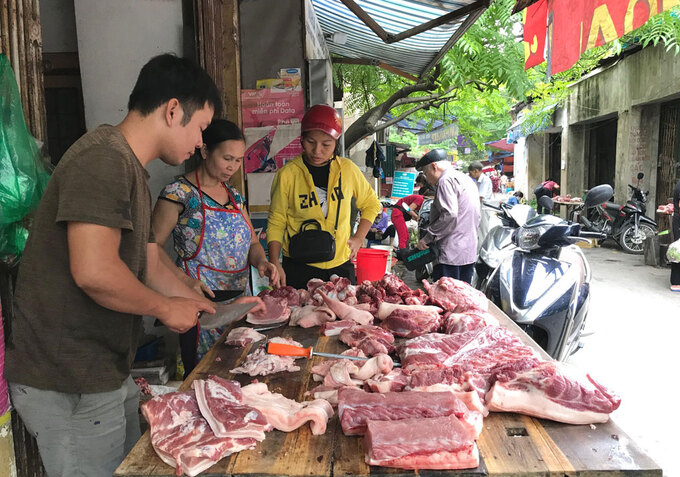 Giá thịt lợn tăng cao, nhu cầu sử dụng điện, nước sinh hoạt tăng do thời tiết nắng nóng, giá hàng hóa và dịch vụ tiêu dùng thiết yếu tăng... khiến CPI tháng 7 tăng.