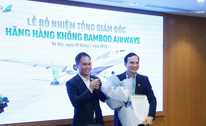 Ông Đặng Tất Thắng (trái) và ông Nguyễn Mạnh Quân (phải) tại lễ bổ nhiệm Tổng giám đốc Bamboo Airways.