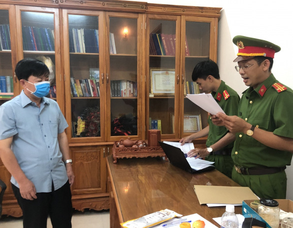 Cơ quan CSĐT Công an tỉnh Cà Mau đọc lệnh khởi tố, bắt tạm giam ông Đặng Hải Đăng- Giám đốc CDC Cà Mau vì liên quan Công ty Việt Á.
