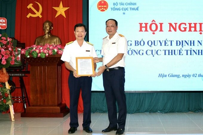 Phó tổng cục trưởng Tổng cục Thuế Vũ Xuân Bách trao quyết định Cục trưởng Cục Thuế Hậu Giang cho ông Nguyễn Thanh Bình.
