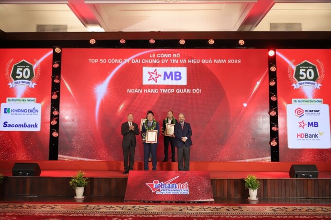 Phó tổng giám đốc MB – ông Hà Trọng Khiêm lên nhận giải thưởng.