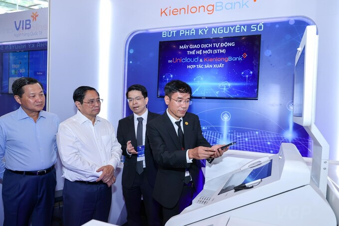 Đại diện KienlongBank và Unicloud Group giới thiệu với Thủ tướng Chính phủ Phạm Minh Chính và Phó Thủ tướng Lê Minh Khái về các tính năng của máy STM.
