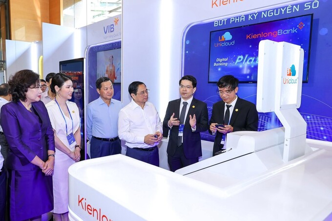Thủ tướng Chính phủ Phạm Minh Chính dẫn đầu đoàn tham quan gian hàng của KienlongBank tại sự kiện “Ngày Chuyển đổi số” ngành Ngân hàng.